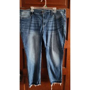 Maurices Womens 22 Capris Blue Denim with Frayed hem (R) Measures approx 44 wais